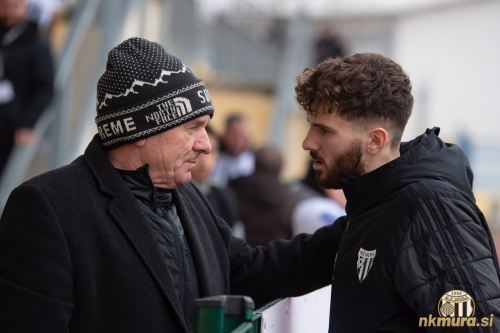 Dardan Shabanhaxhaj (desno) v pogovoru z gledalcem.