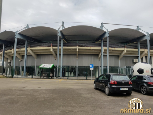 Obrisi novih prostorov pod južno tribuno. Zraven šanka (levo) nastaja nov dnevni bar, nato pa sledi nova klubska trgovina. Obrisi novih prostorov pod južno tribuno. Zraven šanka (levo) nastaja nov dnevni bar, nato pa sledi nova klubska trgovina.