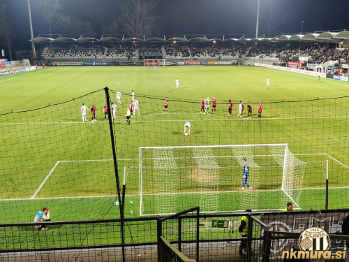 Nikola Petković si namešča žogo za strel z bele točke. Nikola Petković si namešča žogo za strel z bele točke.