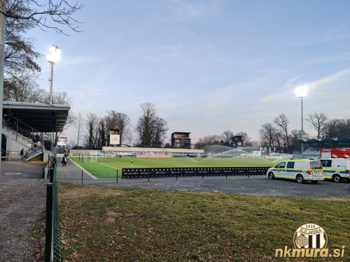 Pogled na igrišče med glavno in severno tribuno. Pogled na igrišče med glavno in severno tribuno.