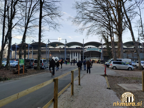 Pogled proti glavnemu vhodu stadiona. Pogled proti glavnemu vhodu stadiona.