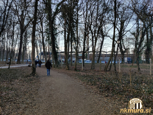 Na tekmo je prišlo manj obiskovalcev kot običajno. Na fotografiji je gozdna pot, ki vodi od Kopališke ulice do stadiona. Na tekmo je prišlo manj obiskovalcev kot običajno. Na fotografiji je gozdna pot, ki vodi od Kopališke ulice do stadiona.