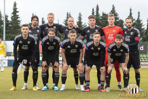 Muraši na tekmi proti Bravu. Stojijo od leve: Zličić, Balažic, Maruško, Cipot, Mihelak in Kous. Čepijo: Petković, Pucko, Beganović, Šroler in Shabanhaxhaj.