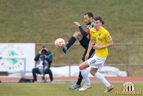 Žiga Kous je moral zaradi poškodbe predčasno zapustiti igrišče. Ob njem je Matija Kavčič.
