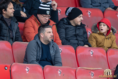 Zaskrbljeni pogledi športnega direktorja Denisa Rajbara.