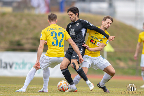 Lazar Zličić v primežu dveh igralcev Brava. Levo Flakus Bosilj, desno pa Gašper Trdin.