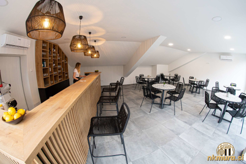 Dnevni bar čaka prve goste. Dnevni bar čaka prve goste.