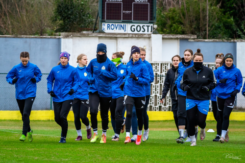 Trening murašic na igrišču NK Rovinja. Še vedno v modri barvni opremi Pomurja. Črno-bela oprema še ni dostavljena. Trening murašic na igrišču NK Rovinja. Še vedno v modri barvni opremi Pomurja. Črno-bela oprema še ni dostavljena.