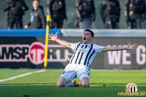 Mirlind Daku se veseli drugega zadetka proti Mariboru. Mirlind Daku se veseli drugega zadetka proti Mariboru.