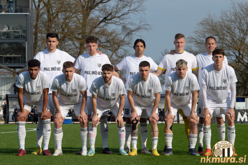 Pule (Klemen Pucko) drži se. Zgornja vrsta: Mirlind Daku, Kai Cipot, Lazar Zličić, Klemen Mihelak, Matic Maruško. Čepijo: Darick Kobie Morris, Amar Beganović, Dardan Shabanhaxhaj, Mihael Klepač, Srđan Kuzmić in Filippo Tripi. Pule (Klemen Pucko) drži se. Zgornja vrsta: Mirlind Daku, Kai Cipot, Lazar Zličić, Klemen Mihelak, Matic Maruško. Čepijo: Darick Kobie Morris, Amar Beganović, Dardan Shabanhaxhaj, Mihael Klepač, Srđan Kuzmić in Filippo Tripi.