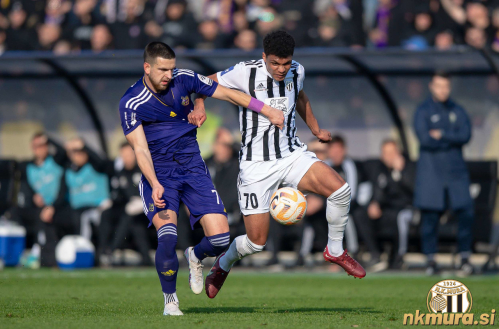 Kobie Morris je skupaj s Cipotom poveljeval Murini obrambi. Ob njem je Žan Vipotnik. Kobie Morris je skupaj s Cipotom poveljeval Murini obrambi. Ob njem je Žan Vipotnik.