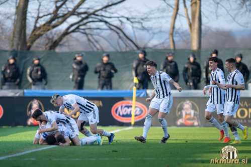 Veselje po drugem zadetku Dakuja. Od leve: Daku, Beganović, Shabanhaxhaj, Kuzmić (vsi na tleh), Cipot, Tripi in Klepač. Veselje po drugem zadetku Dakuja. Od leve: Daku, Beganović, Shabanhaxhaj, Kuzmić (vsi na tleh), Cipot, Tripi in Klepač.