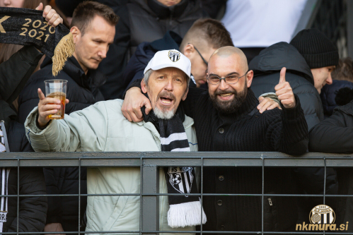 Tribune Fazanerije so bile dobro zasedene. Tribune Fazanerije so bile dobro zasedene.