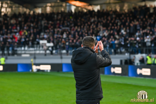 Pozdrav Dejana Grabića publiki. Pozdrav Dejana Grabića publiki.