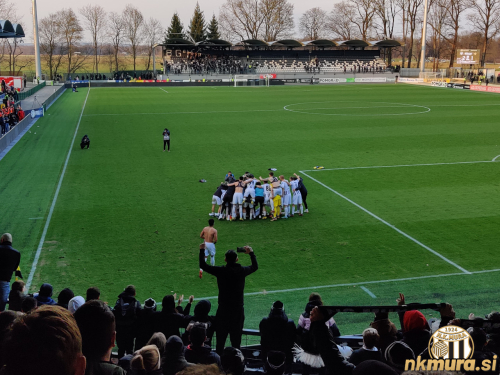 Skupinska fotografija pred južno tribuno. Skupinska fotografija pred južno tribuno.