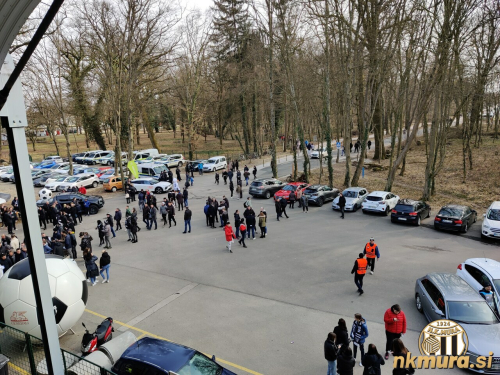 Tri četrt ure pred tekmo je bila pred vhodom na stadion gneča. Tri četrt ure pred tekmo je bila pred vhodom na stadion gneča.