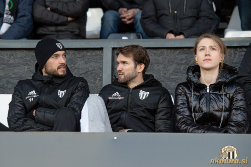 Žiga Kous (levo) in Klemen Pucko (na sredini) sta zaradi bolezni in poškodbe obsedela na tribuni. Žiga Kous (levo) in Klemen Pucko (na sredini) sta zaradi bolezni in poškodbe obsedela na tribuni.