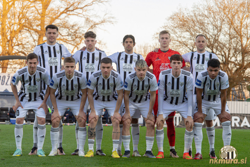 Začetna enajsterica Mure. Stojijo od leve: Daku, Cipot, Zličić, Mihelak, Maruško. Čepijo: Šarić, Beganovič, Klepač, Kuzmić, Tripi in Morris. Začetna enajsterica Mure. Stojijo od leve: Daku, Cipot, Zličić, Mihelak, Maruško. Čepijo: Šarić, Beganovič, Klepač, Kuzmić, Tripi in Morris.