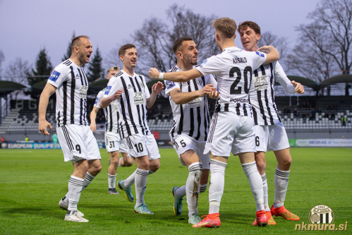 Veselje po prvencu Kasala. Od leve: Maruško, Kuzmić, Šarić, Sadriu, Kasalo in Tripi. Veselje po prvencu Kasala. Od leve: Maruško, Kuzmić, Šarić, Sadriu, Kasalo in Tripi.