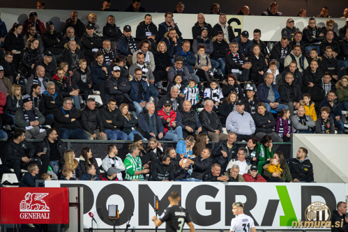 Pogled na glavno tribuno. Pogled na glavno tribuno.