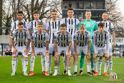 Zaletna enajsterica Mure. Od leve: Morris, Cipot, Sadriu, Daku, Mihelak, Maruško. Čepijo: Šarić, Kasalo, Klepač, Kuzmić in Tripi. Zaletna enajsterica Mure. Od leve: Morris, Cipot, Sadriu, Daku, Mihelak, Maruško. Čepijo: Šarić, Kasalo, Klepač, Kuzmić in Tripi.