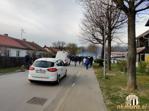 Black Gringosi na Razlagovi ulici, ki vodi do stadiona.