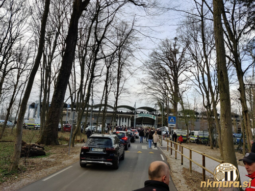 Gneča pred stadionom.