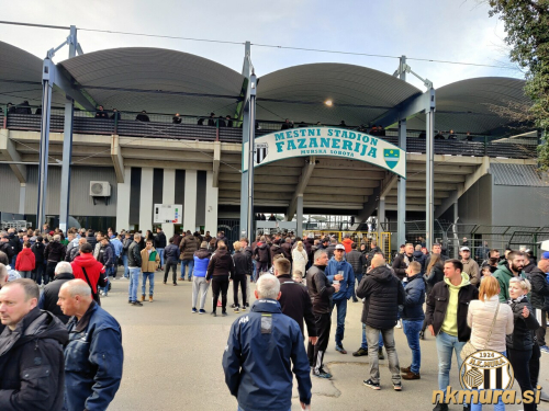 Pred vhodom na stadion.
