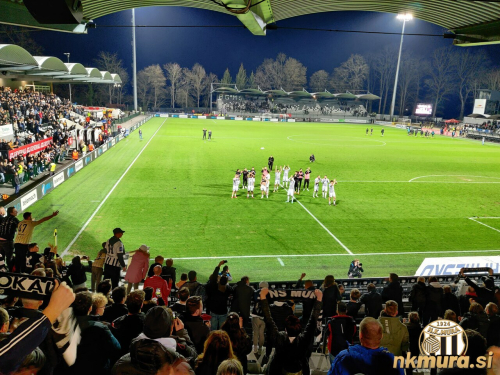 Pozdrav navijačem na južni tribuni.
