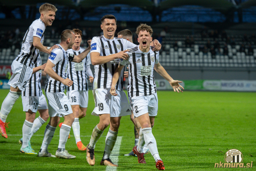 Veselje po zadetku Cipota.
Od leve: Kasalo, Šarić, Maruško, Tripi, Daku, Klepač in Cipot. Veselje po zadetku Cipota.
Od leve: Kasalo, Šarić, Maruško, Tripi, Daku, Klepač in Cipot.