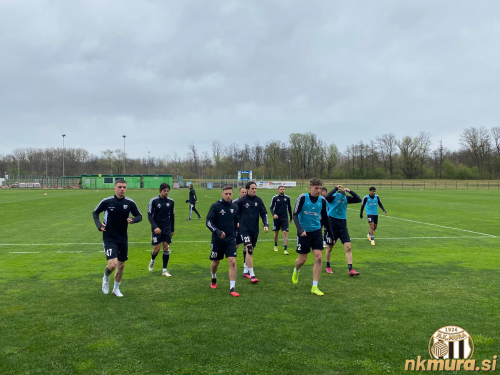 Muraši pred tekmo z Varaždinom. Od leve: Klepač, Zličić, Šroler, Maruško, Jovićević, Stijepović, Cipot, Črnko, Kous in Morris. Muraši pred tekmo z Varaždinom. Od leve: Klepač, Zličić, Šroler, Maruško, Jovićević, Stijepović, Cipot, Črnko, Kous in Morris.