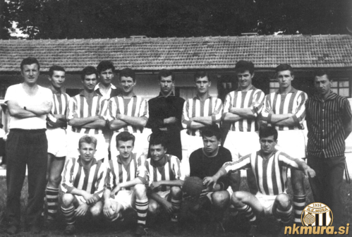 Nogometaši Mure v sezoni 1963/64. Stojijo od leve: Volič (trener), Jože Zver, Feta Ismajlovič, Karel Glažar, Silvo Martinuzzi, Vladimir Vrdjuka, Zlatko Tkalčec, Vlado Horvat, Anton Puškarič, Vlado Cvetko (UO). Čepijo z leve: Janez Sečko, Feri Maučec, Jože Horvat Didi, Jože Györek, Stevo Perič.
