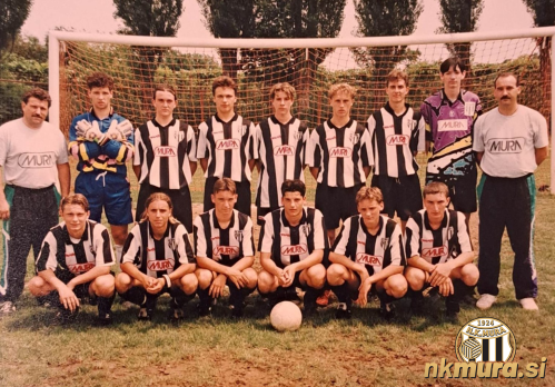 Murini mladinci leta 1997.
Stojijo od leve: Drago Mesarič (tehnični vodja), Zoran Babič, Borut Banfi, Ljubiša Živić, Jože Benko, Goran Ristić, Mitja Erniša, Boštjan Kamnik, Jože Karoli (trener).
Čepijo od leve: Robert Petrovič, Alan Mesarič, Štefan Gomboc, Aleš Müller, Damir Recek in Mihael Bukovec. Murini mladinci leta 1997.
Stojijo od leve: Drago Mesarič (tehnični vodja), Zoran Babič, Borut Banfi, Ljubiša Živić, Jože Benko, Goran Ristić, Mitja Erniša, Boštjan Kamnik, Jože Karoli (trener).
Čepijo od leve: Robert Petrovič, Alan Mesarič, Štefan Gomboc, Aleš Müller, Damir Recek in Mihael Bukovec.