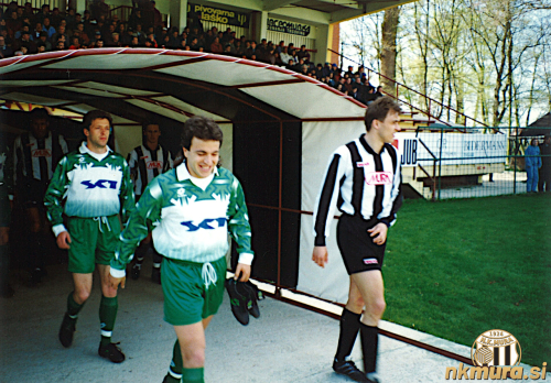 Prihod igralcev na igrišče. V ospredju Kliton Bozgo in muraš Bojan Rous. Prihod igralcev na igrišče. V ospredju Kliton Bozgo in muraš Bojan Rous.