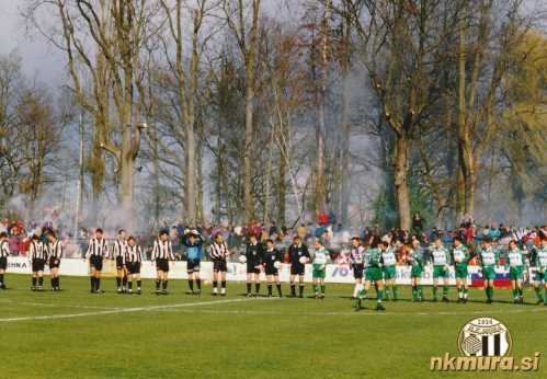 Obe enajsterici pred pričetkom tekme. Obe enajsterici pred pričetkom tekme.