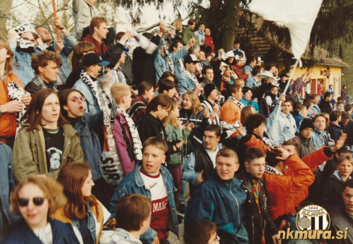 Vzhodna tribuna z Black Gringosi. Vzhodna tribuna z Black Gringosi.