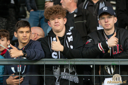 Gledalci na tribuni. Gledalci na tribuni.