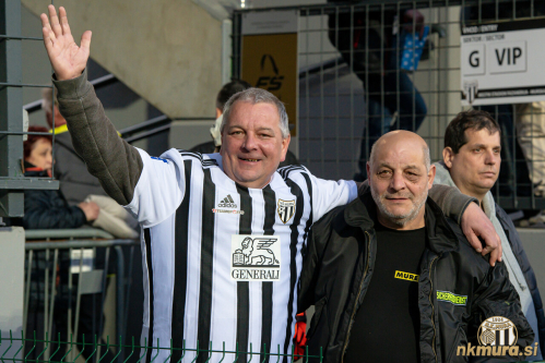 Gledalci na tribuni. Gledalci na tribuni.