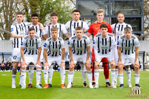 Začetna enajsterica. Stojijo od leve: Klepač, Morris, Cipot, Daku, Mihelak in Maruško. Čepijo: Šarić, Kasalo, Beganović, Tripi in Kuzmić. Začetna enajsterica. Stojijo od leve: Klepač, Morris, Cipot, Daku, Mihelak in Maruško. Čepijo: Šarić, Kasalo, Beganović, Tripi in Kuzmić.
