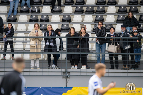 Maloštevilni gledalci na tribunah so po koncu tekme pozdravili igralce. Maloštevilni gledalci na tribunah so po koncu tekme pozdravili igralce.