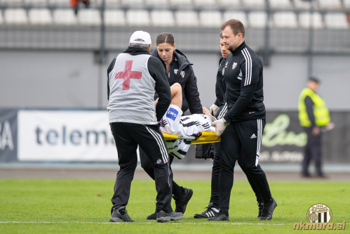 Daku je moral na nosilih zapustiti igrišče. Daku je moral na nosilih zapustiti igrišče.