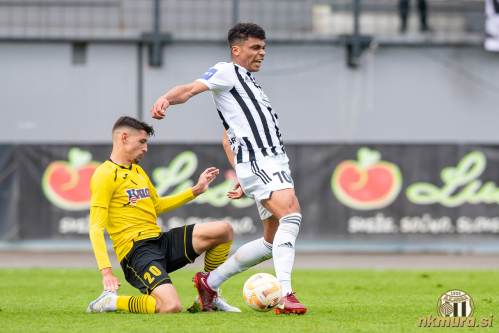 Ester Sokler in Darick Kobie Morris. Ester Sokler in Darick Kobie Morris.