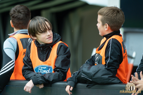 Mladi pobiralci žog. Mladi pobiralci žog.