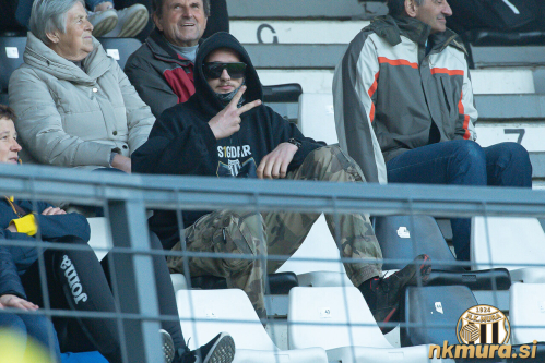 Polfinalni obračun deklet si je ogledalo 300 gledalcev. Polfinalni obračun deklet si je ogledalo 300 gledalcev.