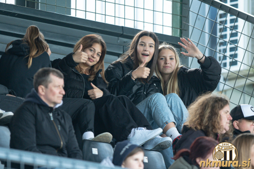 Na tekmi deklet je bilo veliko mladih obrazov. Na tekmi deklet je bilo veliko mladih obrazov.