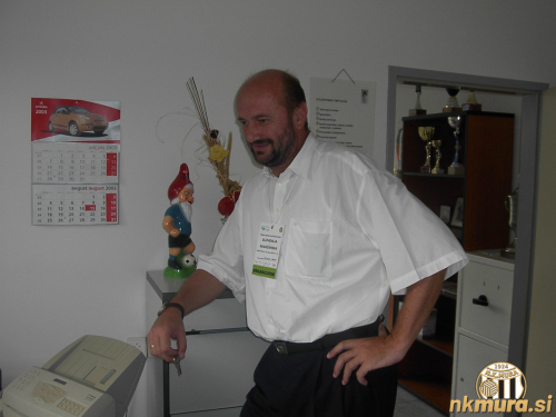 Direktor Mure Ladislav Orban v klubskih prostorih. Fotografija je nastala 20. avgusta 2003, ko se je slovenska nogometna reprezentanca na Fazaneriji pomerila z Madžarsko. Direktor Mure Ladislav Orban v klubskih prostorih. Fotografija je nastala 20. avgusta 2003, ko se je slovenska nogometna reprezentanca na Fazaneriji pomerila z Madžarsko.