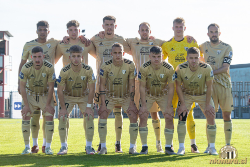 Stojijo od leve: Morris, Cipot, Daku, Maruško, Mihelak in Kous. Čepijo: Šarić, Kasalo, Brkić, Kuzmić in Beganović. Stojijo od leve: Morris, Cipot, Daku, Maruško, Mihelak in Kous. Čepijo: Šarić, Kasalo, Brkić, Kuzmić in Beganović.