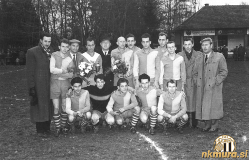 Sobota leta 1957. Stojijo od leve: Slavko Svatina (trener), Jože Norčič, Cigüt (odbornik), Jurij Vrtarič, Ernest Hoyer (predsednik), Feri Zelko, Nikola Sirovina, Mirko Babič, Rudi Merica, Feri Maučec, Vlado Cvetko (sekretar), Ladislav Koblencer (tehnični). Čepijo: Ciril Klajnšček, Alojz Zach, Hribar, Feri Kološa, Janez Sečko.