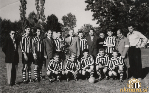 Nogometaši Sobote skupaj s člani upravnega odbora, 16. septembra 1956. Stojijo od leve: Vlado Cvetko (sekretar), Ivo Duraković, Mirko Babič, Ervin Kerčmar (odbornik), Ciril Klajnšček, Ernest Hoyer (predsednik), Bela Kodela, Jože Činč (odbornik), Štefan Ouček, Jože Norčič, Ladislav Koblencer (odbornik) in Slavko Svatina (trener). Čepijo: Hribar, Janez Sečko, Alojz Drvarič, Adi Erjavec in Feri Maučec.