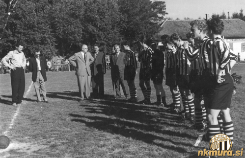 Nogometaši Sobote skupaj z vodstvom kluba na stadionu v Fazaneriji. Skrajno levo je trener Slavko Svatina, tretji z leve (v obleki) pa je predsednik Ernest Hoyer. Fotografija je iz sezone 1956/57. Nogometaši Sobote skupaj z vodstvom kluba na stadionu v Fazaneriji. Skrajno levo je trener Slavko Svatina, tretji z leve (v obleki) pa je predsednik Ernest Hoyer. Fotografija je iz sezone 1956/57.